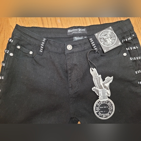 Black stylish pekaboo jeans - Picture 2 of 7